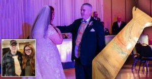 Padre sorprendió a la hija en su boda con una corbata de papel que ella le había hecho a los cinco años
