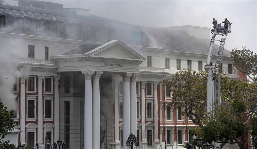 Bomberos continúan trabajando en la extinción de varios focos del incendio en el Parlamento de Sudáfrica