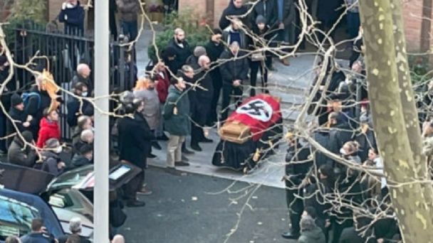 Investigan un funeral con el ataúd cubierto con la esvástica nazi en Roma