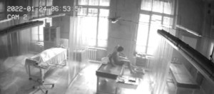 VIRAL: Un “muerto” vuelve a la vida y sale caminando de la morgue (VIDEO)