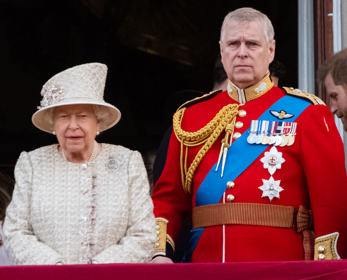 Crece la presión para que el príncipe Andrés, segundo hijo de la reina Isabel II pierda sus cargos militares