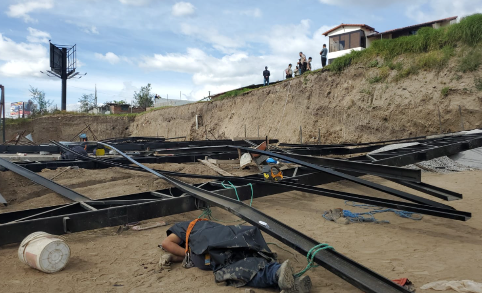 Dos obreros venezolanos fallecieron por la caída de una estructura en Quito (Video)