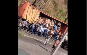 Gandola con harina se volcó en la bajada de Tazón y no tardaron en llegar unos cuantos para vandalizar (Video)