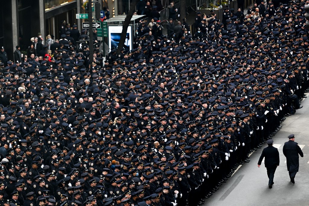 En imágenes: Impresionante procesión en funeral de un policía latino asesinado en Nueva York