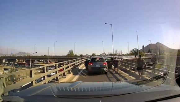 VIDEO: Embistió con su camioneta a delincuentes que iban a asaltarlo en un puente de Chile