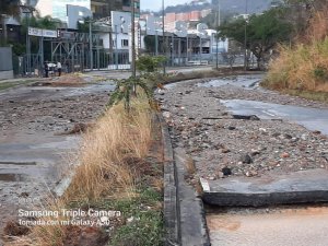 Denuncian hundimiento del pavimento en la vía del Centro Portugués hacia Macaracuay #21Feb (Foto)