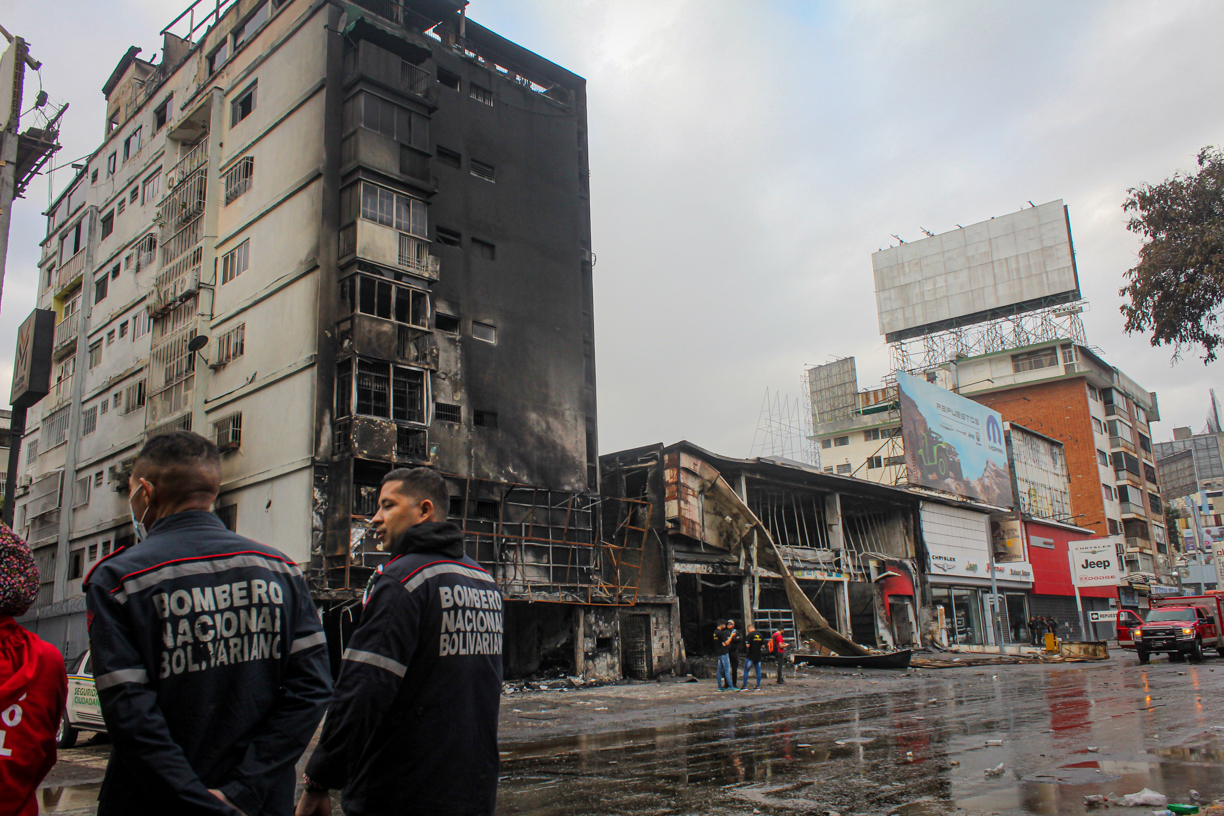 Robaron lo poco que quedó: El otro drama para los habitantes afectados tras incendio en Bello Monte (Video)