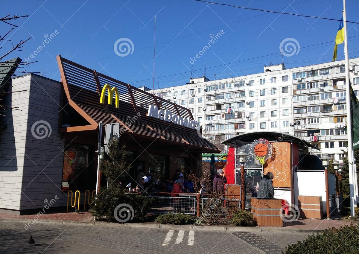 McDonald’s cesó operaciones en Ucrania para cuidar a sus trabajadores