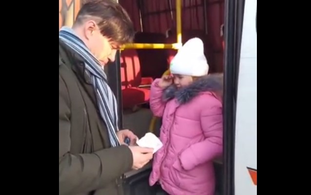 Dolor de un padre ucraniano: se despide entre lágrimas de su hija porque está obligado a permanecer en el país (VIDEO)