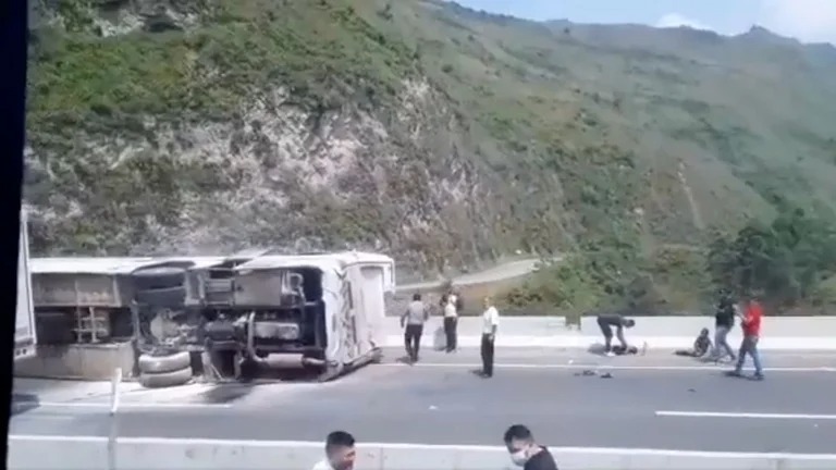 Cuatro muertos y decenas de heridos en accidente de autobús que transportaba venezolanos en Colombia (VIDEO)