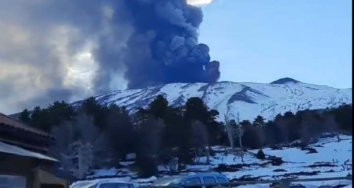 Italia cierra el aeropuerto de Catania tras masiva emisión de cenizas del volcán Etna (VIDEO)