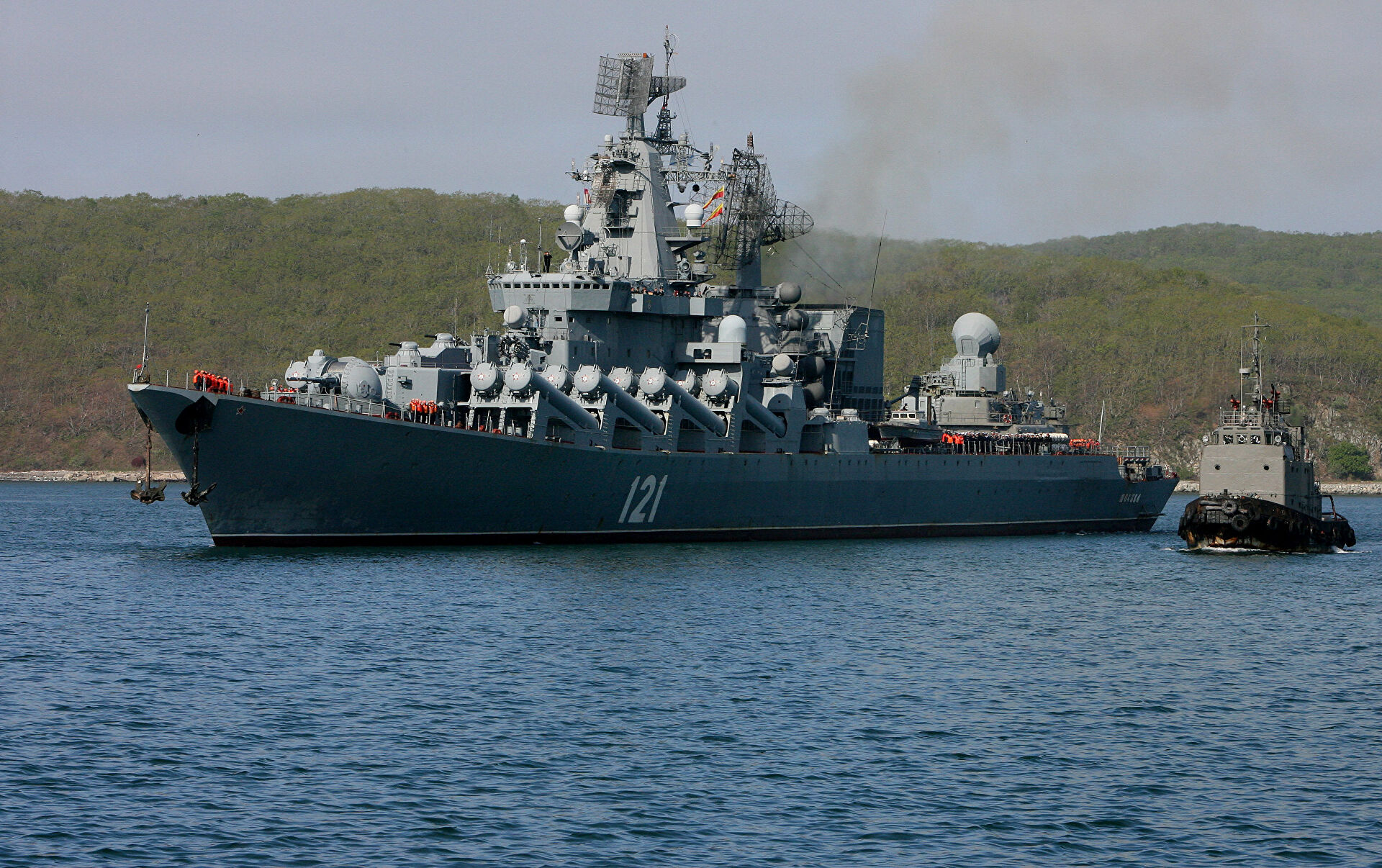 Un buque de guerra ruso traslada blindados a puerto cercano a Mariúpol