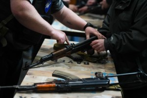 La Unión Europea aprueba 500 millones de euros más para financiar el envío de armas a Ucrania