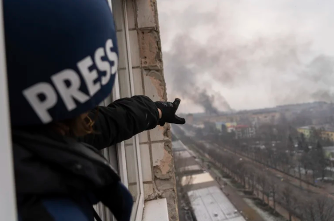 Así escaparon dos periodistas del asedio de Putin tras 20 días en Mariúpol: “Los rusos nos buscaban”