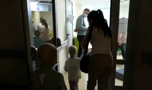 Kostya, el niño ucraniano que se curó del cáncer en España, ya está a salvo de la guerra