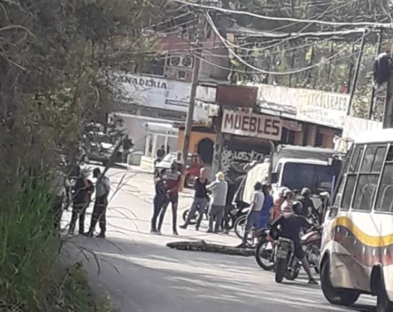 Vecinos trancaron la vía de San Diego de los Altos exigiendo el suministro de agua potable #28Mar (FOTOS)