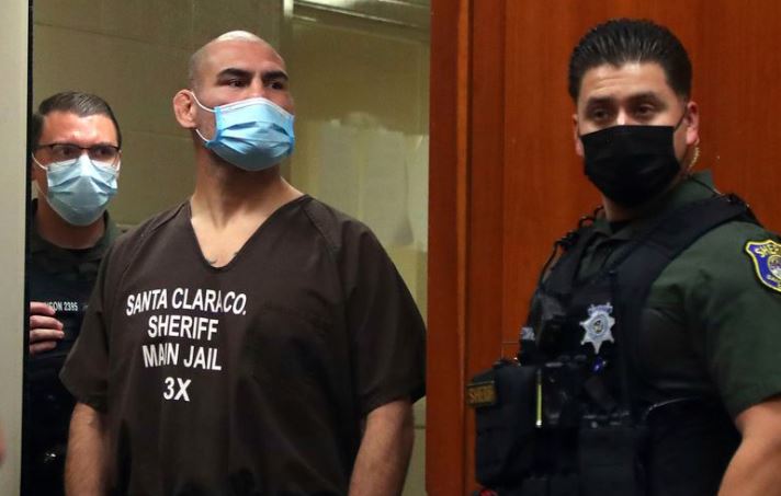 Exestrella de la MMA Caín Velásquez detenido tras disparar y perseguir a un abusador sexual de menores