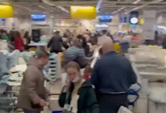 Compras nerviosas en Rusia: tiendas abarrotadas tras suspensión de operaciones de Ikea (VIDEOS)