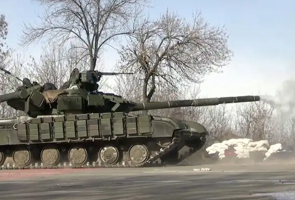 Soldado ruso se rinde y entrega su tanque a cambio de diez mil dólares y la ciudadanía ucraniana