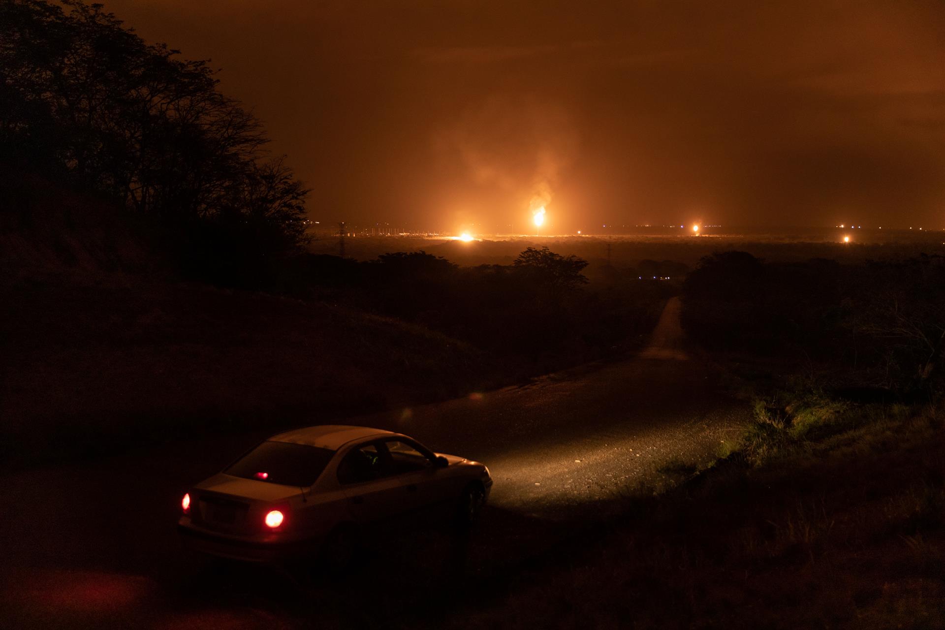 Los “mechurrios”, la llama que no cesa en comunidades petroleras de Venezuela (Fotos)