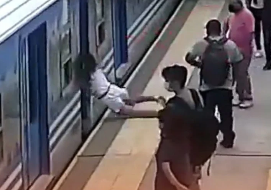 Volvió a nacer luego de caer desmayada en los rieles del metro: el VIDEO del que toda Argentina habla