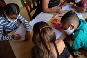 Al menos 25% de niños venezolanos en Perú no van a la escuela y sufren discriminación