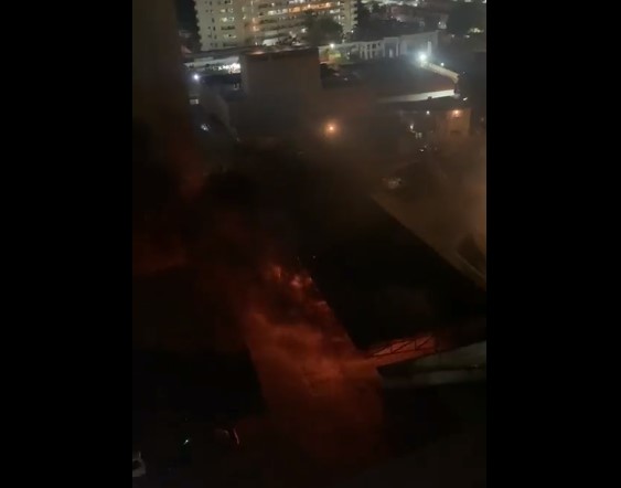 Al menos cinco vehículos se incendiaron dentro de un estacionamiento en Maracaibo #17Abr (VIDEO)