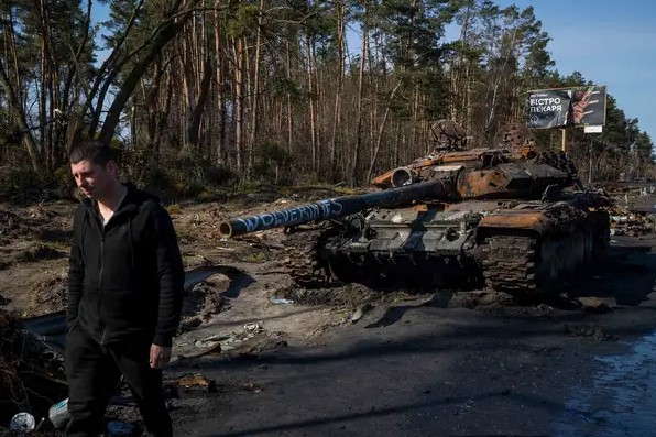 ¿Por qué explotan decenas de tanques rusos en la invasión a Ucrania?