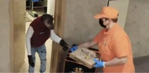 VIRAL: Fue a entregar una pizza y la recibió un chimpancé en la puerta con el dinero (VIDEO)