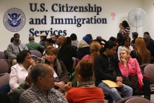 Millones de residentes califican para pedir la ciudadanía de EEUU, pero el trámite demora más de un año