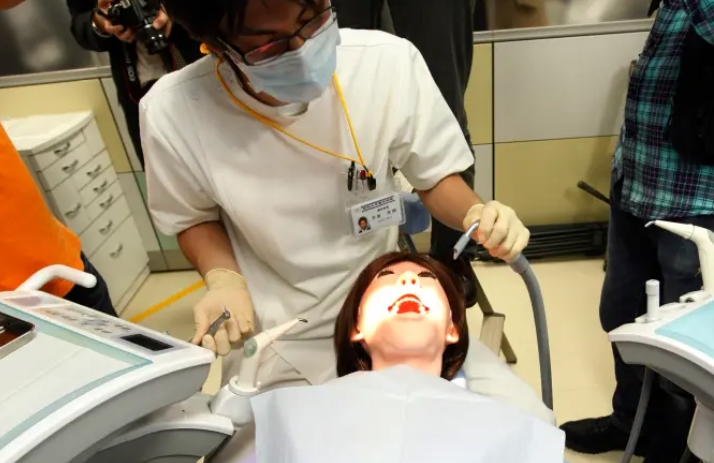 EN VIDEO: Muñeca aterradora que llora y vomita es la nueva herramienta de entrenamiento para dentistas