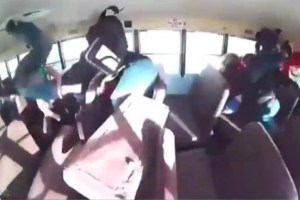 Auto a alta velocidad impacta autobús escolar repleto de niños en Nuevo México y todo queda captado en VIDEO
