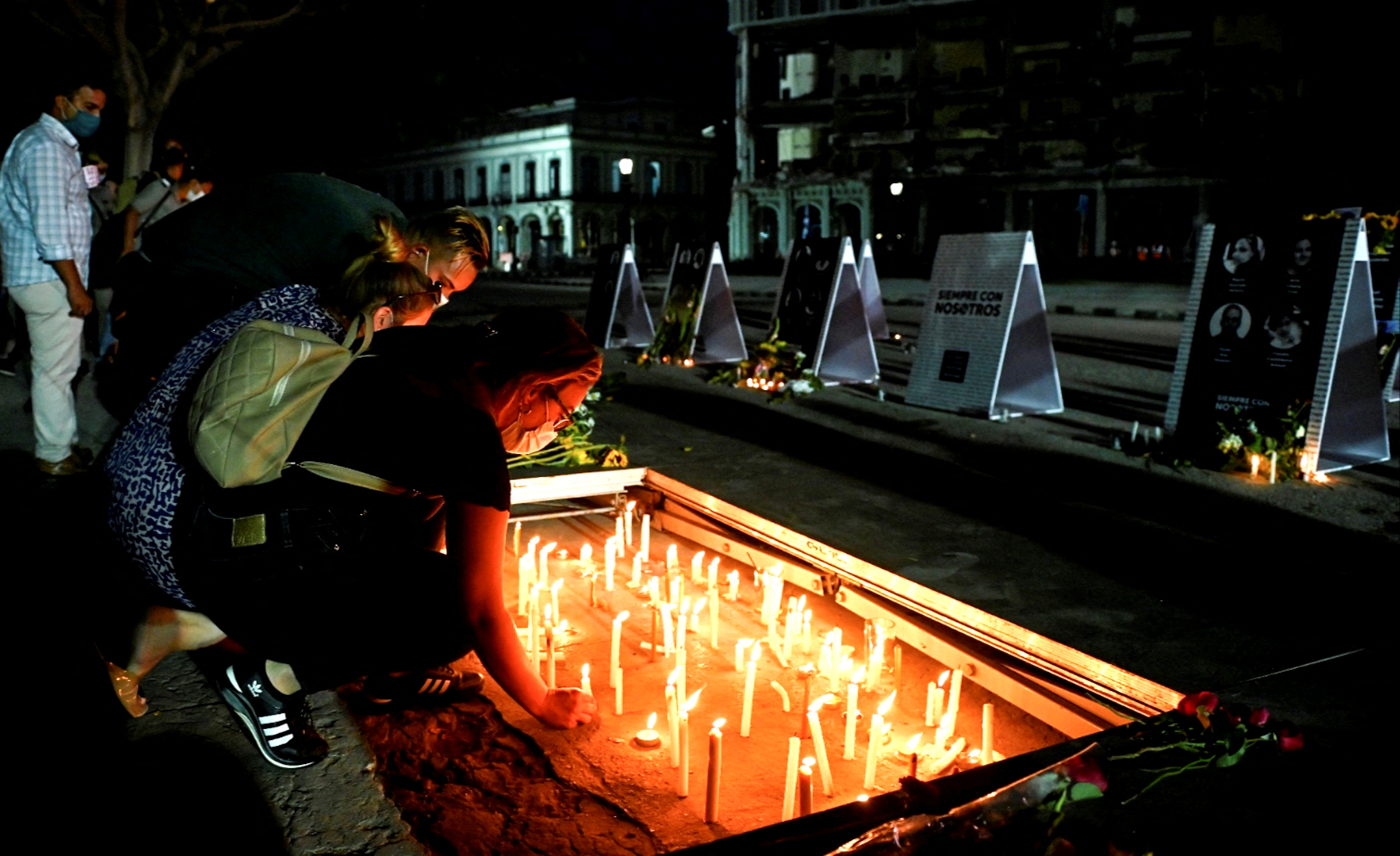 Emotiva vigilia en Cuba por víctimas de la explosión del hotel Saratoga (FOTOS)