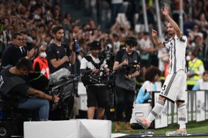 La ovación de hinchas de la Juventus a Chiellini en su despedida (Video)