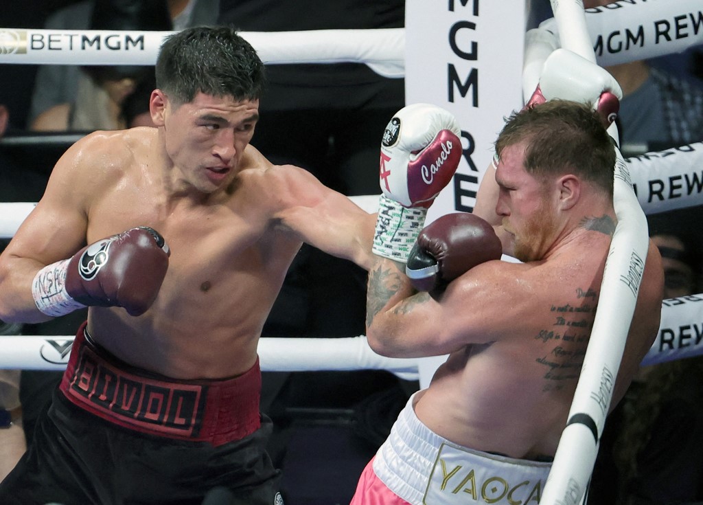 Dmitry Bivol frustró a “Canelo” Álvarez y retuvo el título de peso semipesado