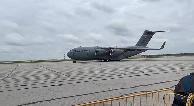 Llegó la leche: Avión con fórmula infantil finalmente aterrizó en EEUU para enfrentar la severa escasez