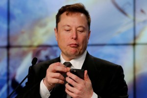 Musk cuestionó explicación del director de Twitter sobre cuentas falsas