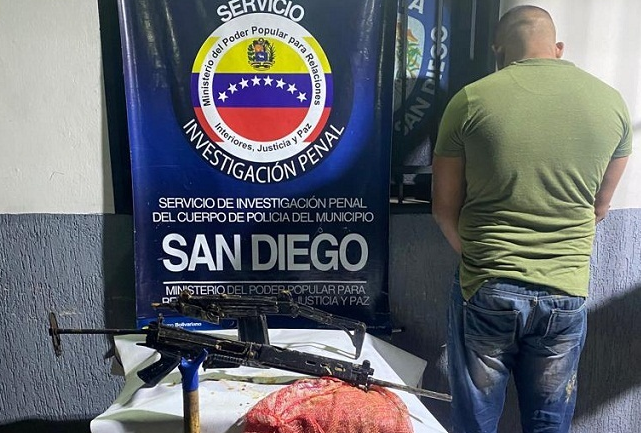 ¡Con las manos en la masa! Detuvieron a sujeto cuando enterraba armas de guerra en Carabobo