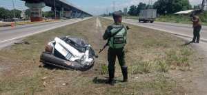Al menos una persona herida tras volcarse vehículo en Autopista Regional en Aragua #30May (FOTOS)
