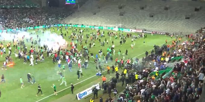 Invasión, enfrentamiento y bengalas a jugadores visitantes: Caos en el descenso del Saint-Étienne en Francia