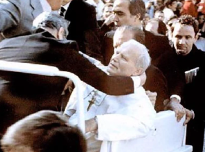 La Plaza San Pedro a oscuras y un enorme dolor: el viaje al Vaticano por el atentado contra Juan Pablo II