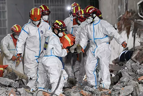 Rescatan a una mujer tras seis días bajo los escombros de edificio en China