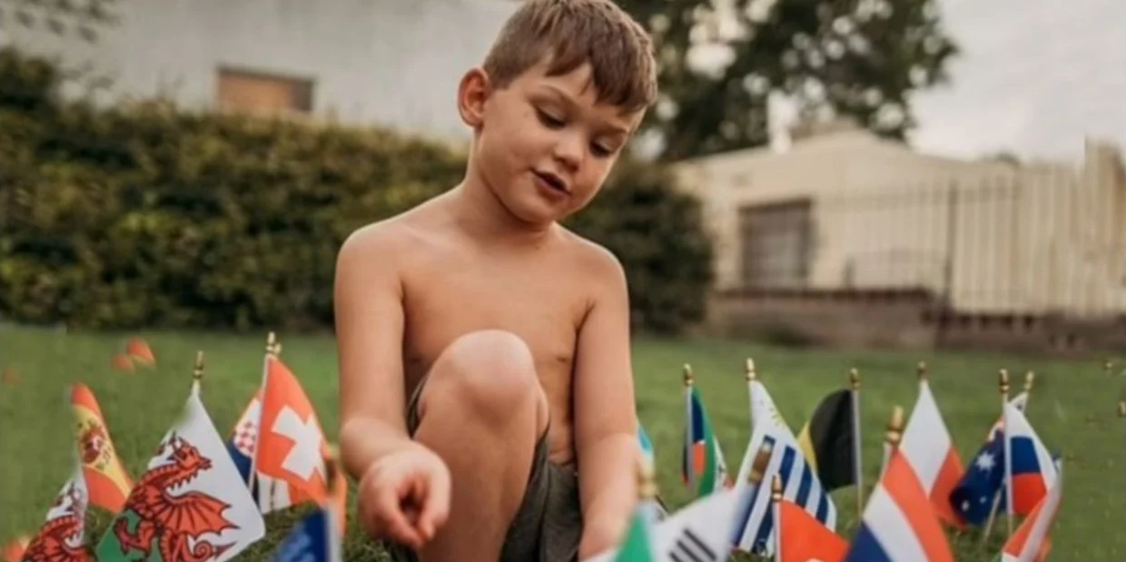 El “Mini Einstein” de cinco años con autismo: memoria fotográfica, 10 idiomas y sabe todos los países y capitales