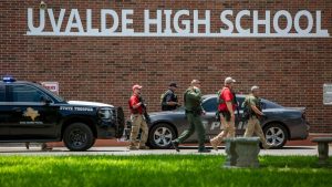 Nuevo audio revela que un policía ordenó esperar para no entrar en el aula durante la masacre de Uvalde