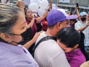 “Tengo miedo que mi hija sea una más”: Protestan en El Paraíso para exigir justicia tras asesinato de atleta en La Vega (Fotos)