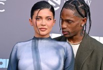 Kylie Jenner recibe críticas por llevar a su hija con corto vestido a los Premios Billboards 2022