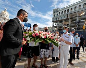 España deposita una ofrenda floral frente al Hotel Saratoga de La Habana