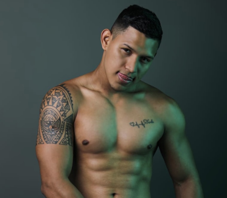 Ex militar venezolano Jaines Sánchez celebra el éxito contenido en OnlyFans