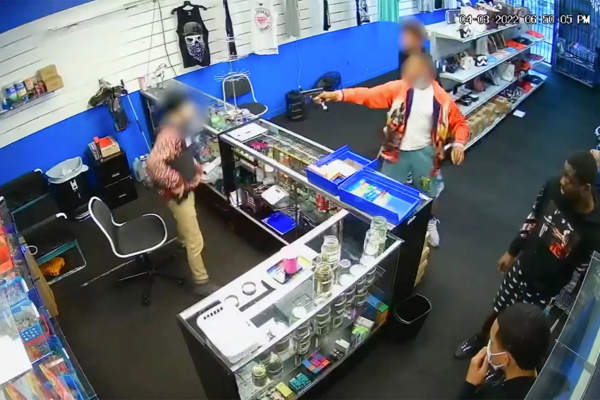 Violencia en California: Valiente guardia de seguridad se defendió de los disparos de unos ladrones (VIDEO)