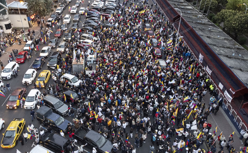 Multitudinaria manifestación en Quito contra disturbios de indígenas ecuatorianos